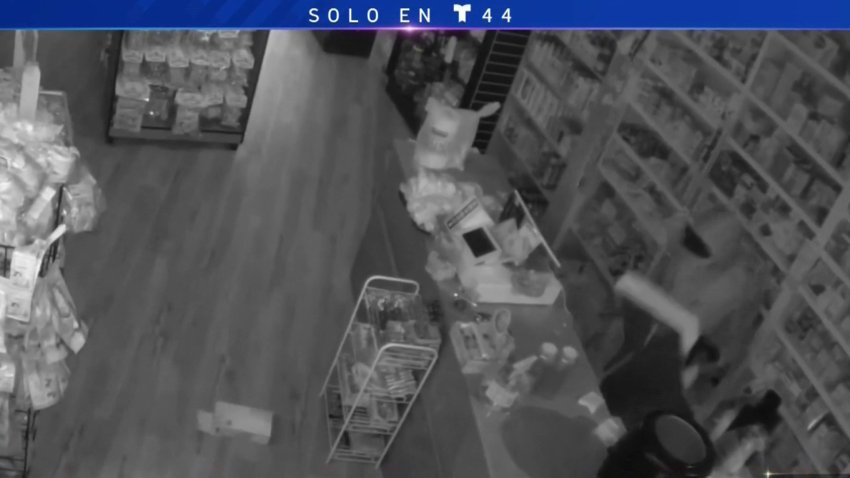 En video: Hombre roba dinero de un negocio en el condado Fairfax