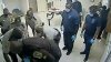 Publican video que muestra muerte de sospechoso esposado en hospital; acusan a 10 personas