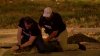 Con las manos y una soga: policías capturan a enorme caimán