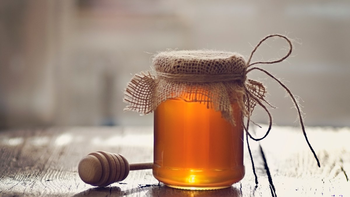 Five Health Benefits of Local Honey You Didn’t Know About  including relieving pollen allergy