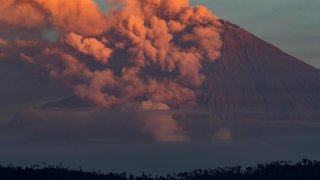 El volcán ecuatoriano Sangay lanza ceniza sobre tres provincias