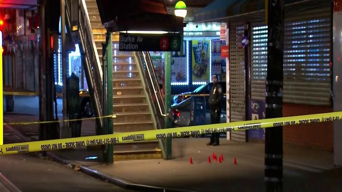 Shooting outside Bronx subway station kills 17-year-old, injures another