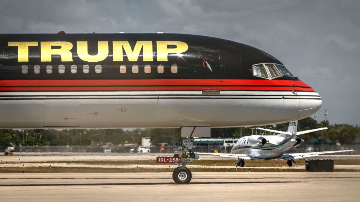 Watch Trump’s private plane prepare to leave Florida