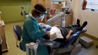 Millones se quedarían sin cobertura dental a raíz del fin de la emergencia por la pandemia del COVID-19 (foto de archivo).