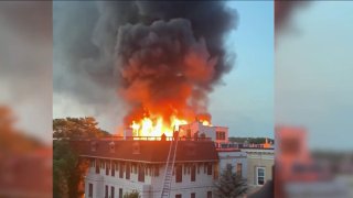 Una imagen del incendio en los Avalon Condos en el 2627 Adams Mill Road al noroeste de DC.