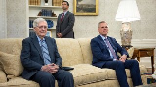 El senador Mitch McConnell y el representante Kevin McCarthy, la semana en la Casa Blanca, cuando fueron recibidos por el presidente Joe Biden para acercar posturas sobre el techo de la deuda.