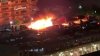 Incendio en estacionamiento destruye 8 vehículos en Brooklyn