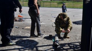 Foto: militares ucranianos inspeccionan daños por ataque ruso.