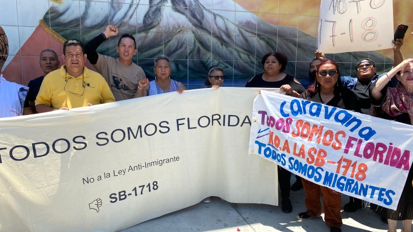 Fotografía cedida por Juan José Gutiérrez donde aparecen unas personas mientras sostienen una pancarta contra la ley antiinmigrante SB 1718 de Florida el domingo 25 de junio en Los Ángeles, California. EFE/Juan José Gutiérrez /