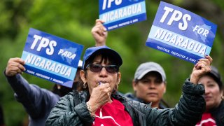 Aunque la decisión del juez es temporal, da un respiro a 350,000 venezolanos amparados por ese programa.