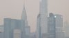 Baja calidad del aire en NYC provoca retrasos en aeropuertos, cierre de escuelas, Broadway y más