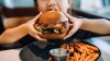 Ley en Nueva York busca proteger a los niños de la publicidad de comida chatarra