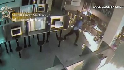Captado en video: ingresa a una cárcel e intenta prenderla fuego
