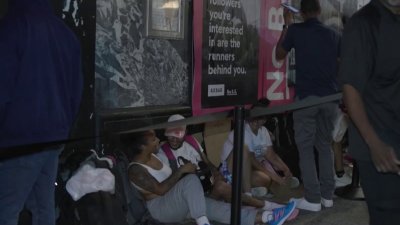 Migrantes duermen en las calles tras llegar a NY en busca del sueño americano