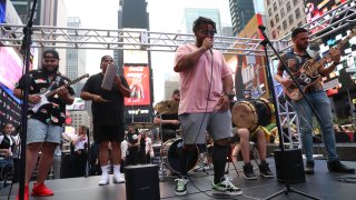 La banda finalista Afro Dominicano se presenta en el evento de inaguración del New York Riders’ Choice Award en Times Square.