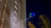 Parece un ovni: innovador dron limpia ventanas en hotel de lujo y causa sensación en redes