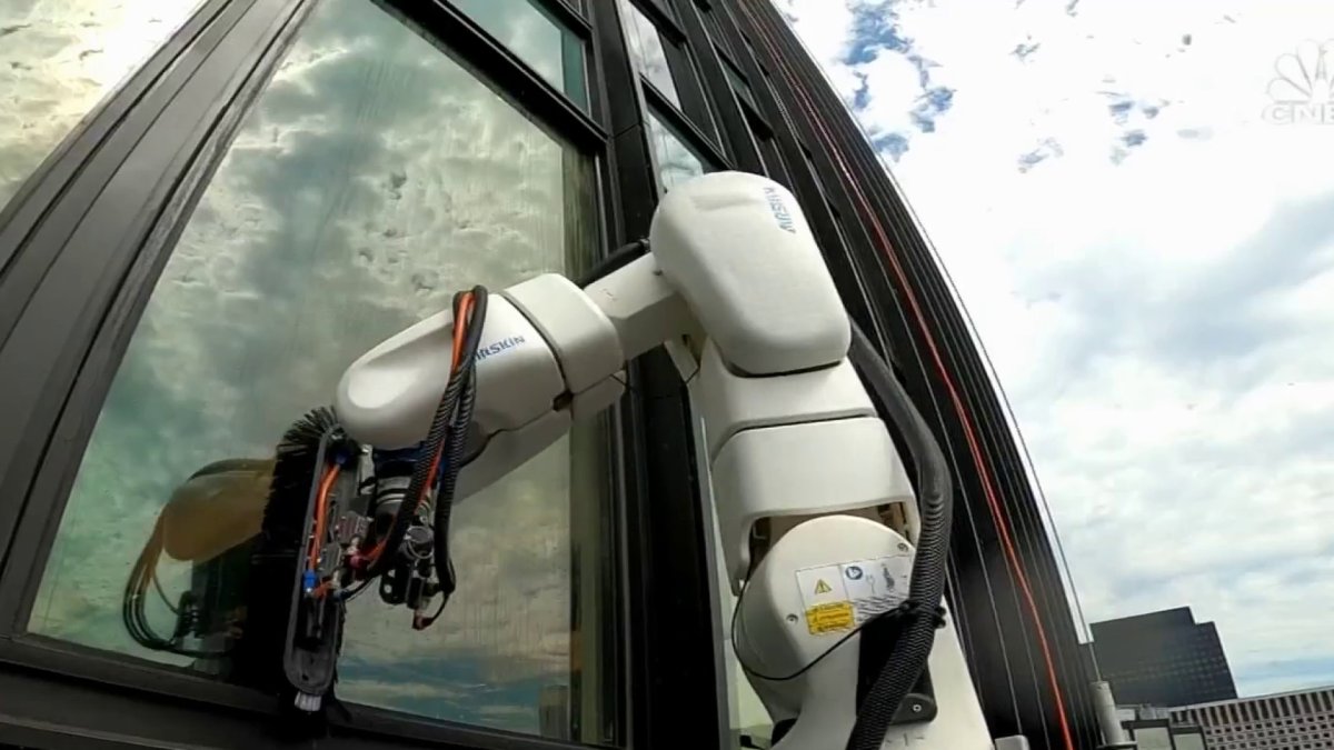 Este robot limpiabaños abre puertas y usa el ascensor para limpiar