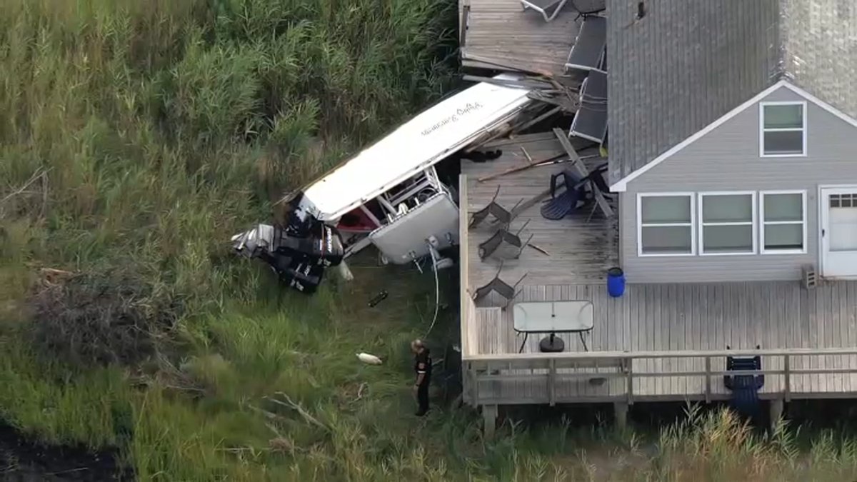 Long Island: Barco sale volando y se estrella contra casa en West Fire ...