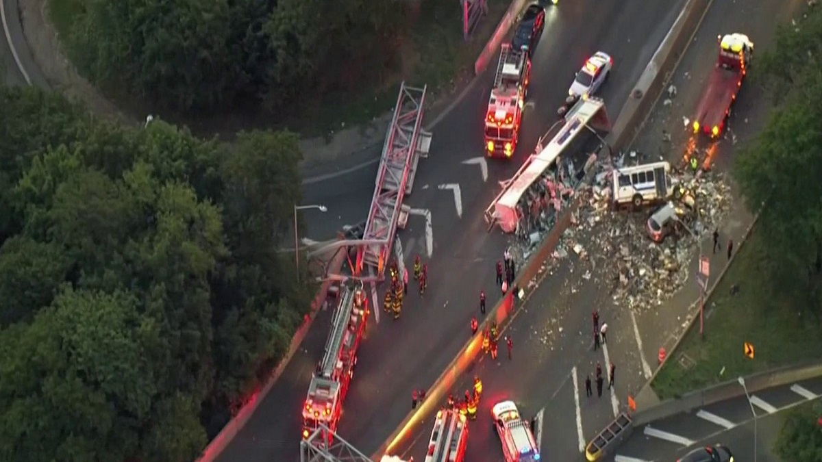 Spectacular Multi-Vehicle Crash on Brooklyn-Queens Expressway Causes Delays and Injuries