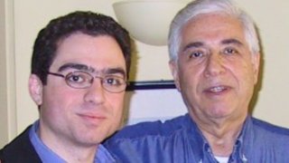 Baquer Namazi con su hijo Siamak Namazi.