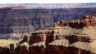 Un muerto y ocho heridos de gravedad tras volcadura de autobús turístico en Grand Canyon West