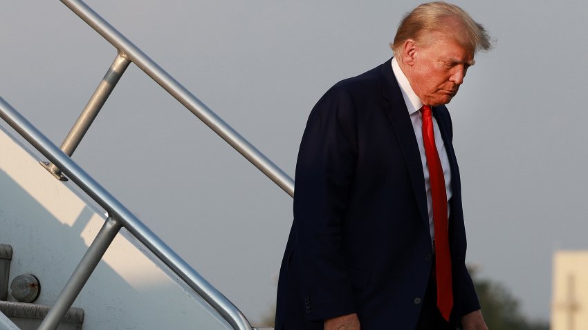 ATLANTA, GEORGIA – AUGUST 24: Former U.S. President Donald Trump arrives at Atlanta Hartsfield-Jackson International Airport on August 24, 2023 in Atlanta, Georgia. Trump is expected to surrender at the Fulton County jail, where he will be booked on 13 charges related to an alleged plan to overturn the results of the 2020 presidential election in Georgia. (Photo by Joe Raedle/Getty Images)