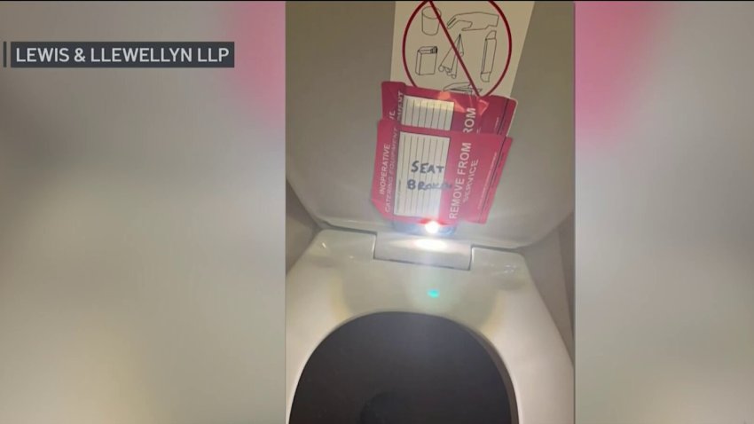 Menor dice que encontró cámara escondida en el baño de un avión rumbo a Boston