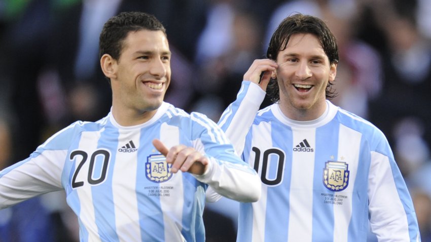 Maxi Rodríguez y Lionel Messi, con la selección argentina en 2010.