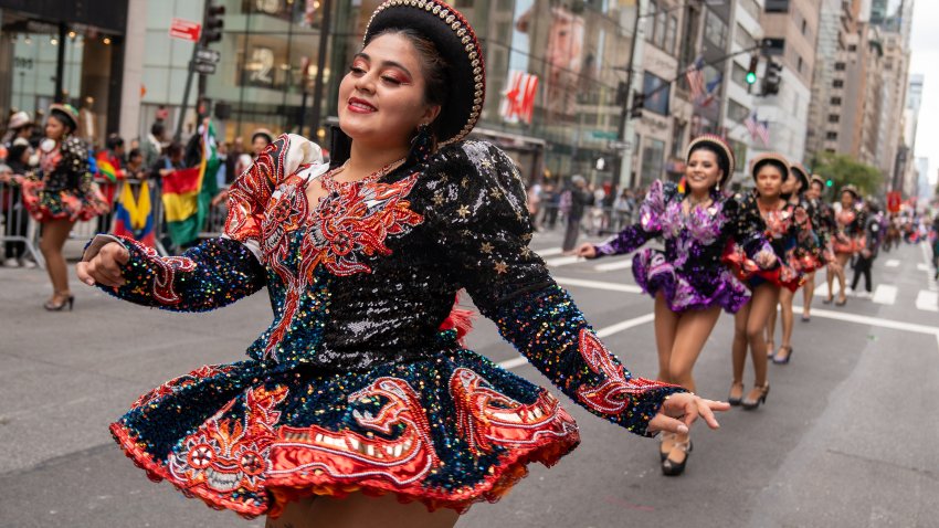 Artistas en representación de la cultura boliviana participan en el desfile del Día de la Hispanidad hoy, en la Quinta Avenida de Nueva York (EE.UU.). EFE/ Ángel Colmenares