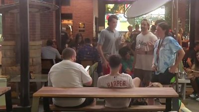 Fanáticos de los Diamondbacks celebran tras victoria contra los Phillies de Filadelfia