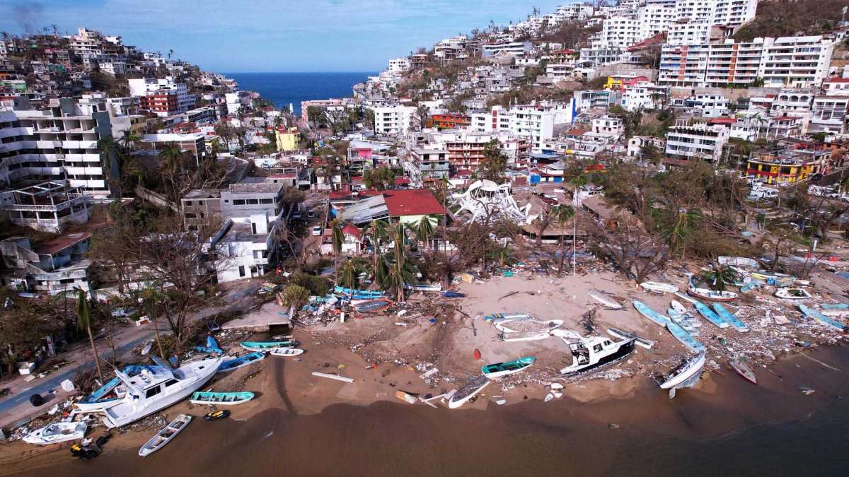 El paso del huracán Otis deja ya 43 muertos en Acapulco; el número de desaparecidos sube a 36