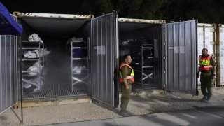 Uno de los tantos contenedores refrigerados que guardan bolsas con restos de israelíes muertos en los ataques de Hamas, en la base militar de Shura, en Ramla, Israel.