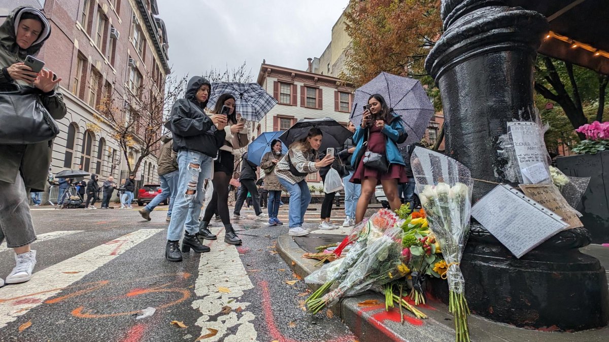 Fans Pay Tribute to Matthew Perry at “Friends” Building in New York