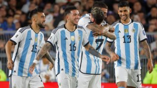 jugadores de Argentina celebran gol