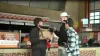 En video: repartidor le dispara a YouTuber bromista en centro comercial de Dulles