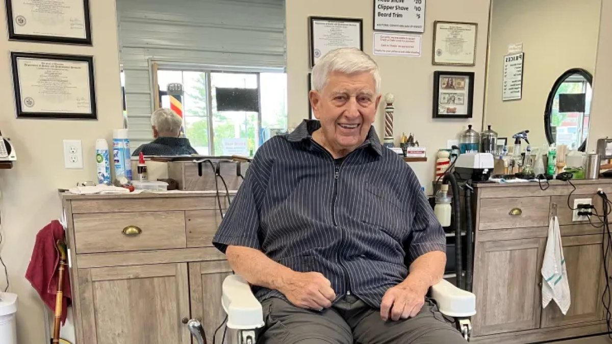 Bob Rohloff Barbero tiene 91 años y ha tenido el mismo trabajo durante 75 años ...