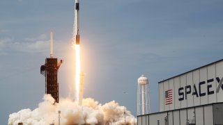 El cohete Falcon 9 de SpaceX con la nave espacial tripulada Crew Dragon acoplada despega de la plataforma de lanzamiento 39A en el Centro Espacial Kennedy el 30 de mayo de 2020 en Cabo Cañaveral, Florida.