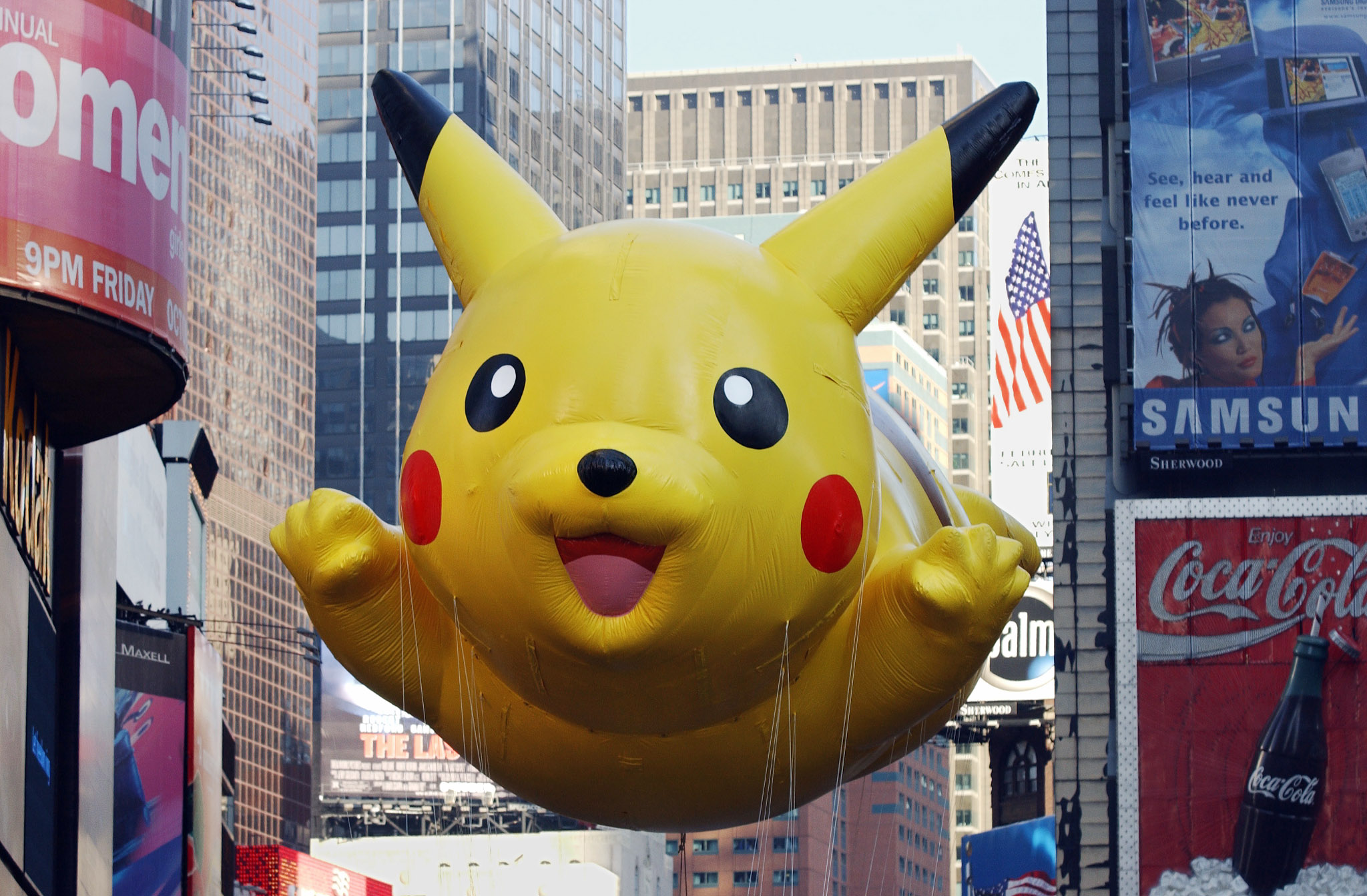 Miles disfrutan del desfile de globos gigantes en NY - Los Angeles Times