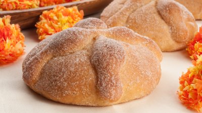 Cómo se elabora el Pan de Muerto, un elemento que no puede faltar en la ofrenda