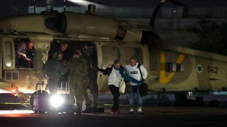 Familiares de rehenes llegan al hospital Sheba Medical Center en Ramat Gan el miércoles, a la espera de la liberación de los secuestrados por Hamas.