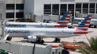Empleada de American Airlines termina en el hospital tras ser atacada por pasajero en aeropuerto de Miami