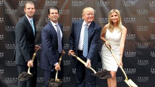 Donald Trump y sus hijos: Eric, Donald Trump Jr e Ivanka.