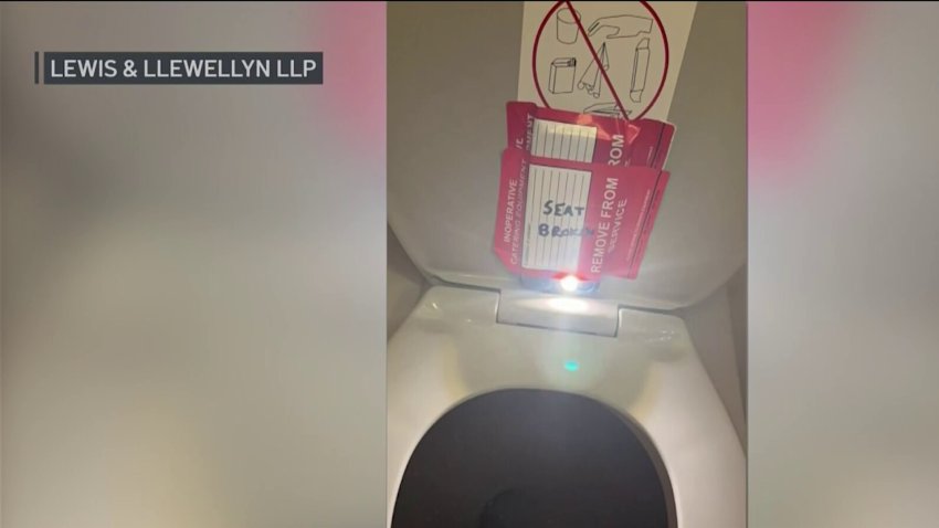 Adolescente demanda a American Airlines tras encontrar una cámara en el baño de un avión rumbo a Boston