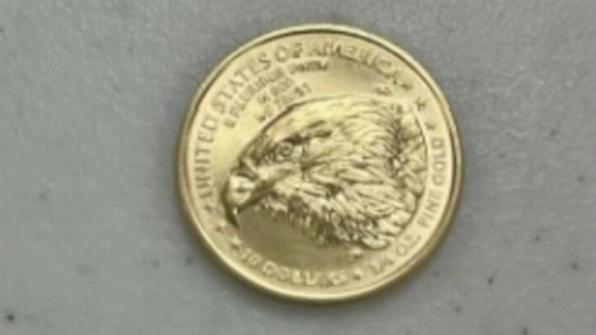 Donante anónimo deja moneda de oro valorada en cientos de dólares