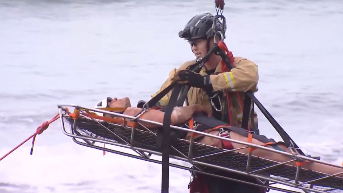 Rescatistas en San Diego liberan a un hombre atrapado en Sunset Cliffs ...