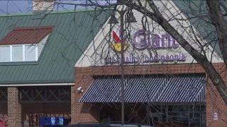Agentes respondieron a informes de un tiroteo en Giant Food en 3530 Sugarloaf Parkway poco después de las 11 p.m., donde hallaron a una mujer sin vida en el lugar.