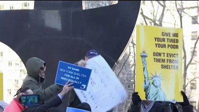 Protestas contra mandato de 60 días para migrantes de NYC