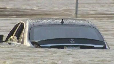 Rescatan a dos personas de carretera inundada en Upper Marlboro