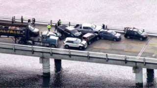 Casi cinco horas después, nuestro helicóptero noticiero todavía podía observar los vehículos involucrados acumulados en el centro del puente, mientras los primeros auxilios intentaban despejar la carretera.