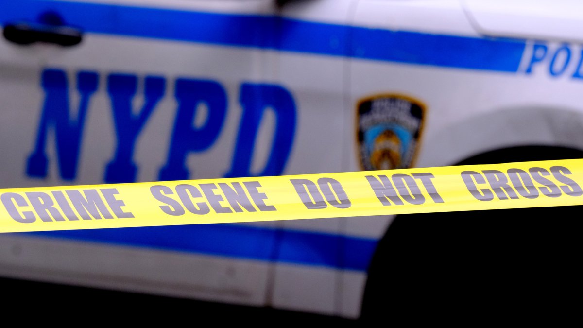 NYPD Seeks Suspects After Officers Assaulted in Midtown Manhattan